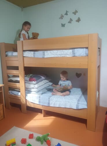 двуспальная кровать с подъемным механизмом: Двухъярусная кровать из массива (визуально — бук/светлый орех) — 2