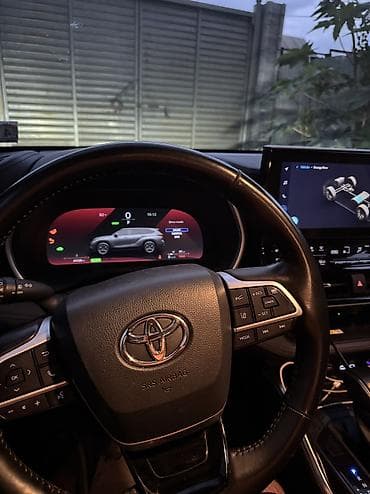 дисп: Салон автомобиля Toyota с современным и технологичным оформлением. На — 9