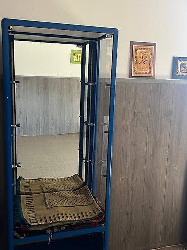 Торговое оборудование: Металлический стеклянный шкаф-витрина - Прочная металлическая рама — 2