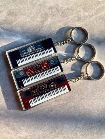 свадебные платья в бишкеке фото и цены: Брелок в виде миниатюрного синтезатора Korg - Лёгкий акриловый брелок — 3