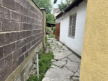 хоз постройки: Одноэтажный дом с отдельным двором и хозяйственными постройками. - — 2