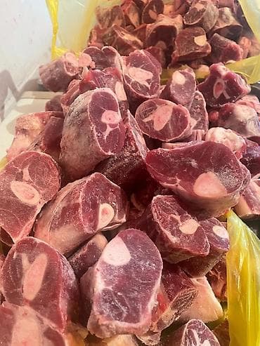 Замороженное мясо баранины, представленное в виде рубленых кусков at lalafo.kg Замороженное мясо баранины, представленное в виде рубленых кусков