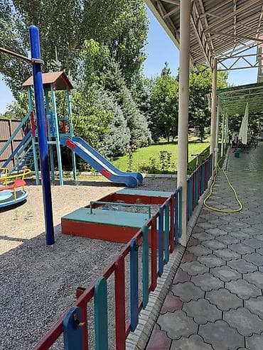 Паркинги: Просторный частный двор с навесами и мощением - Большая огражденная — 5