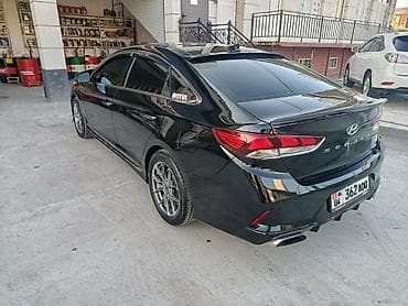 авто левый руль: Черный седан бизнес-класса с выразительным спортивным обликом — 6