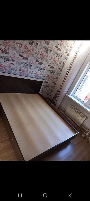 каркас для матраса: Двуспальная кровать с высоким прямоугольным изголовьем. - Размер — 1
