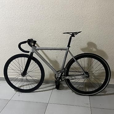 fixe gear: Велосипед с фиксированной передачей, выполненный в серебристом цвете — 2