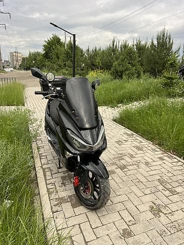 mr moto: Скутер/макси-скутер черного цвета с туристическим оснащением — 5