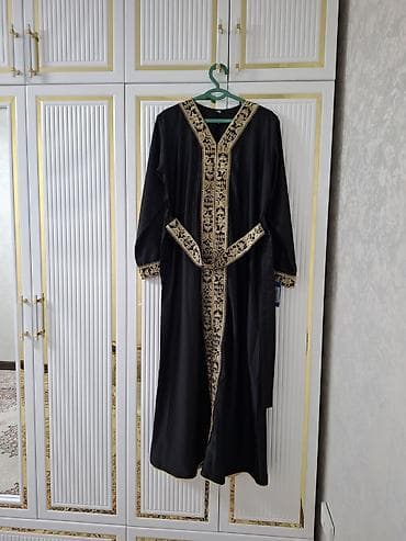 черный плащ: Элегантная длинная накидка/абайя черного цвета с богатой золотистой — 2