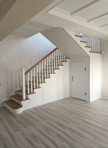 дома барачного типа: Агач тепкичи Жеке менчик үй үчүн, Тепкичтин формасы: Көп марштуу, Стиль: Классикалык — 1