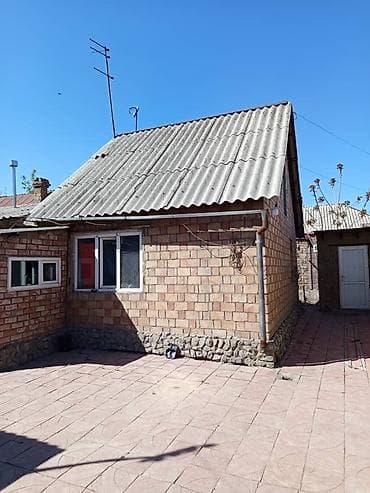 Продаётся частный дом с благоустроенным двором. Характеристики и