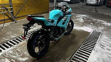 спортбайк 250 кубов: Спортивный мотоцикл в бирюзовом обвесе с наклейками (Louis, RK, Motul — 2