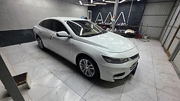 Белый седан среднего класса с современным дизайном кузова. Основные at lalafo.kg Белый седан среднего класса с современным дизайном кузова. Основные
