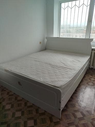 Двуспальная кровать с матрасом. - Размер: ориентировочно 160×200 см — 4