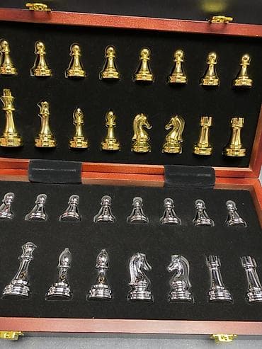 Спорттук сумкалар: Шахматы в подарочном футляре - Набор фигур из металла с зеркальным — 1