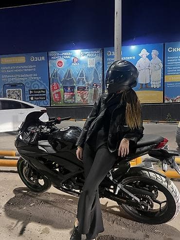 Спортивный мотоцикл класса 250 сс (визуально стиль Ninja/ZXR). Черный
