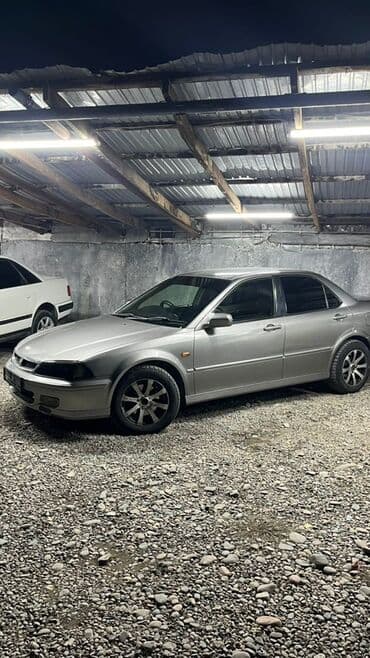 Седан серебристого цвета, 4 двери. Компактный и удобный для города