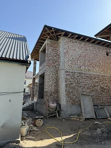 Дома: Продаётся жилой объект с двумя строениями на одном участке. Дом — 3