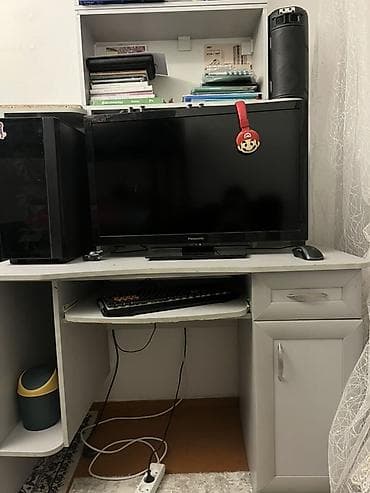 Компьютерный стол, С полками