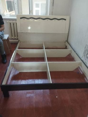 Полки, стеллажи: Двуспальная кровать с высоким изголовьем - Конструкция: прочная рамка — 1