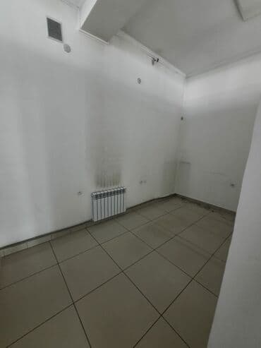 Ковролин: В г.Ош сдаётся помещение под бизнес, вдоль дороги 100кв.м., Адрес — 3