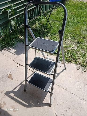 Складная стремянка 3-ступенчатая - Материал: металлическая рама at lalafo.kg Складная стремянка 3-ступенчатая - Материал: металлическая рама