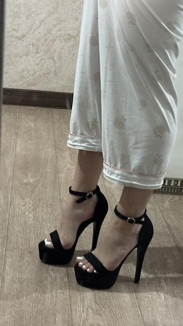 Туфли: Черные женские босоножки на высоком каблуке-шпильке с платформой. - — 2