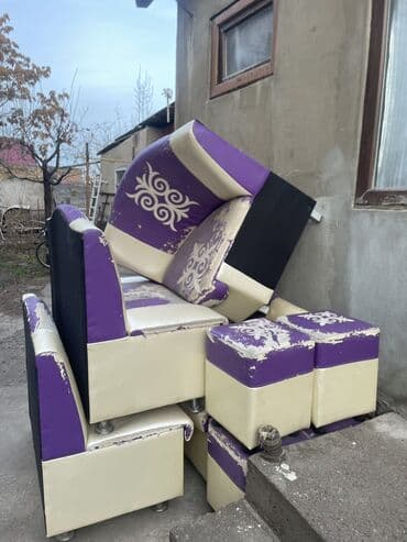 домашнее кресло: Продаю кухонный уголок, требуется ремонт обшивка Размер 2,5/2,5 Все — 2