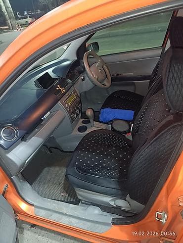 lada 06: Компактный 5‑дверный хэтчбек оранжевого цвета. Основные особенности — 2