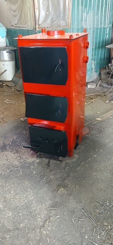 Твердотопливный котел оранжевого цвета, предназначенный для отопления