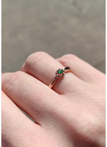 свадебные платья для покрытых: Кольцо с 1изумрудом 0,07карат и 6 бриллиантами 0,01 карат розовое — 3