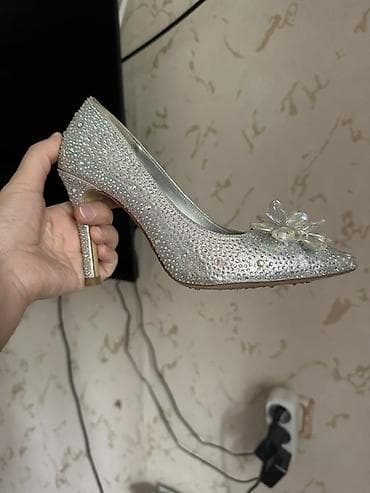 Женские туфли-лодочки на каблуке. - Цвет: серебристый. - Декор — 1