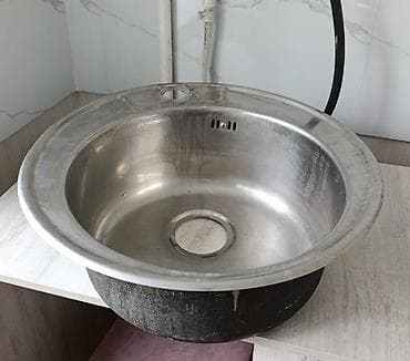 Круглая кухонная мойка из нержавеющей стали. Подходит для кухни