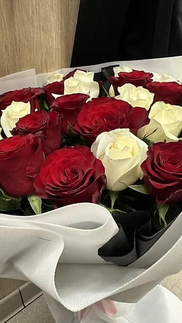 красные розы: Букет роз «Красное и белое» - Состав: свежие классические розы двух — 4
