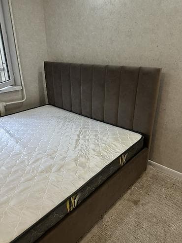 Двуспальная кровать с высоким мягким изголовьем + матрас - Размер — 3