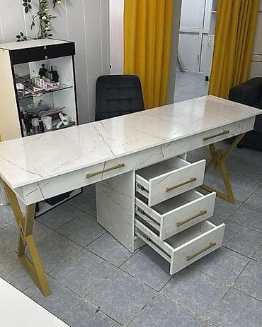 Продаются Стол рабочий/маникюрный с мраморным эффектом и золотистыми