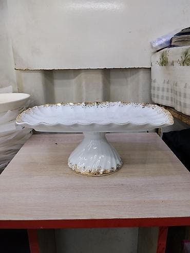 торт: Фарфоровая сервировочная стойка на ножке для тортов и закусок. - — 1