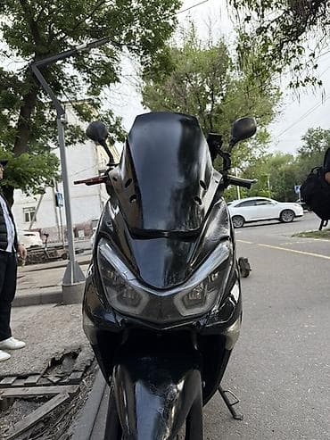 скутер стрекоза: Скутер максискутерного форм‑фактора, черно‑красный. КУБ-165 — 2