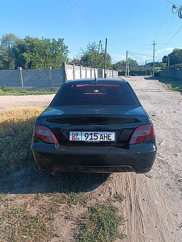 265 40 20: Седан черного цвета, 4 двери, тонированные стекла. Кузов с удлиненным — 4