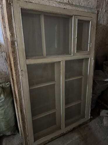 Деревянная оконная рама белого цвета с четырьмя секциями. Верхняя