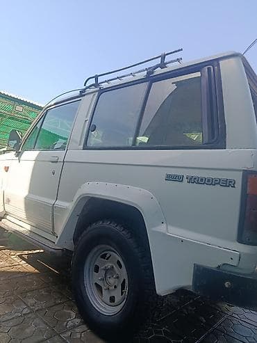 Isuzu Trooper: 1990 г., 2.5 л, Механика, Бензин, Внедорожник