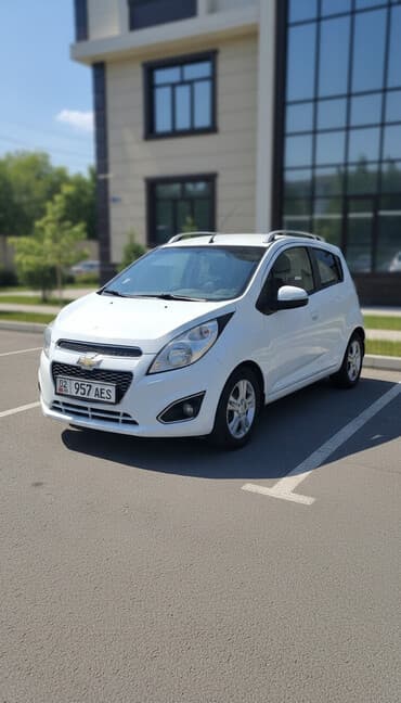 скутер на бензине: Chevrolet Spark: 2015 г., 1 л, Вариатор, Бензиновая, Хэтчбэк — 4