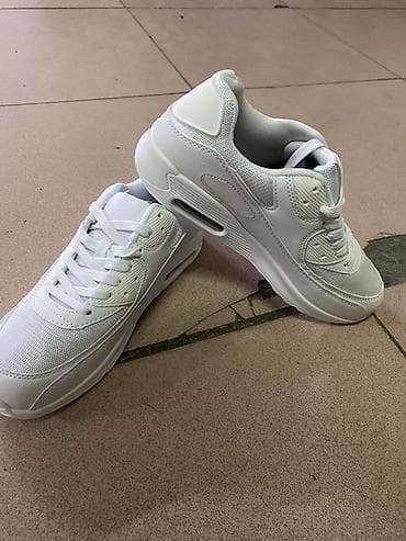 красовки с калёсами: Белые кроссовки с амортизирующей вставкой в подошве (видимое «окно» — 3