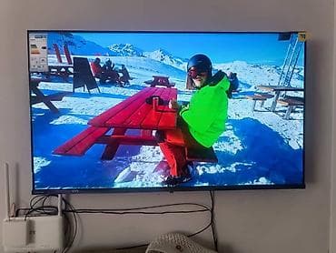 Телевизор TOSHIBA, диагональ около 55–60". Тонкие рамки, крепление на