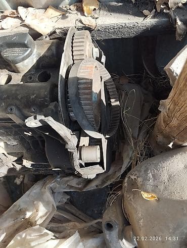 Голый блок/головка двигателя с навесом от легкового авто Описание: - — 2