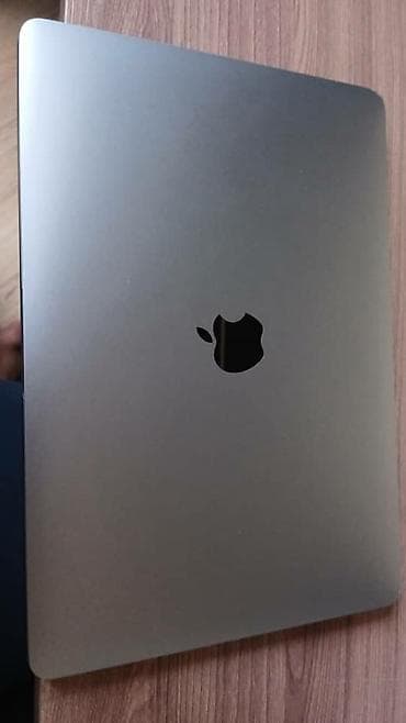 Продаю MacBook Pro 2020 год состояние хорошее количество циклов — 1
