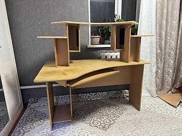 Компьютерный стол, С полками