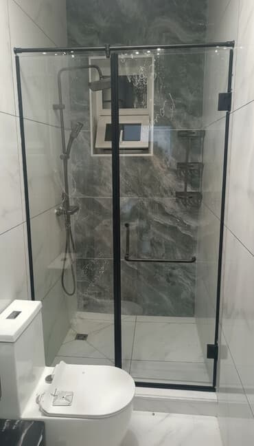 зеркало на душ: Раздвижная душевая перегородка из закалённого стекла с черным — 1