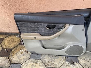 tesla model x: Дверная карта Subaru 2000 г., Б/у, Оригинал — 3