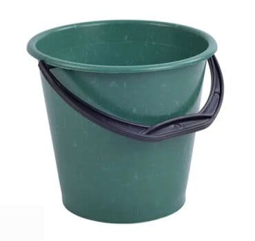 На изображении показано пластиковое ведро. Информация: Назначение