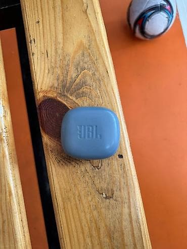 samsung flip: Беспроводные наушники JBL в компактном зарядном кейсе (цвет — 1